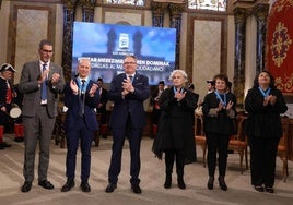 Los cinco premiados, junto con el alcalde Eneko Goia.