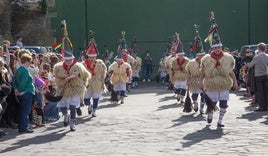 Iturengo joaldunak joareak astintzen artistak dira.