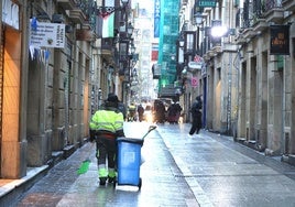 Un operario de limpieza traslada un cubo de basura en la calle Narrika pasadas las ocho y media de este lunes.