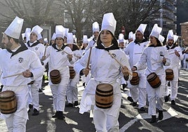La Tamborrada de la Donosti Cup recorre las calles de Amara