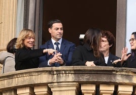 El lehendakari Imanol Pradales, junto a la diputada general de Gipuzkoa, Eider Mendoza, en uno del balcones del Ayuntamiento de Donostia.