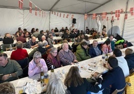 Numerosos ciudadanos disfrutan de uno de los encuentros gastronómicos de las fiestas.