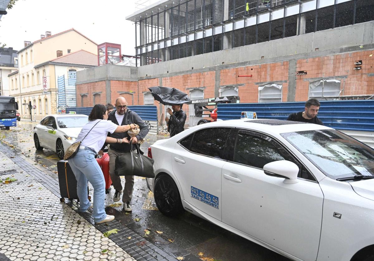 Un grupo de personas coge un taxi en Donostia.