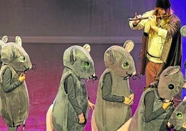 Flautista y ratones protagonistas en escena.