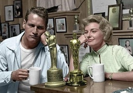 La pareja de actores, Paul Newman y Joanne Woodward, junto a todos sus galardones en la cocina de su casa.