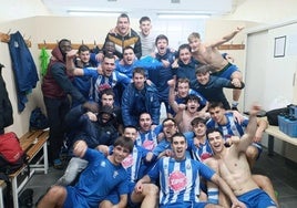 Los jugadores del Mutrikuarrak celebran en el vestuario su clasificación para la fase de ascenso.