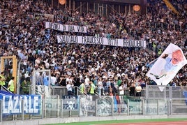 Pancarta de los ultras del Lazio en el último derbi de Francesco Totti.