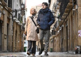 Ana Iríbar y Javier Ordóñez, junto a la placa que recuerda a Gregorio Ordóñez.