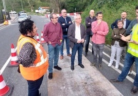 Responsables forales y municipales durante la visita que realizaron en abril a la obra del tramo final del bidegorri.