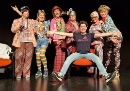 Amaia, Mari Carmen, Paquita, Katy, Marijose Marivi, protagonistas de 'Bendita locura', con su directora Arantza López de Letona.