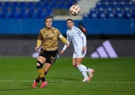 Nerea Eizagirre recibe un balón en Butarque.