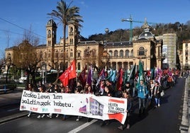 Miles de docentes se han manifestado esta mañana en Donostia.