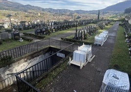 Los trabajos previos de preparación y descarga de las nuevas placas de hormigón polímero en el cementerio ya han comenzado.