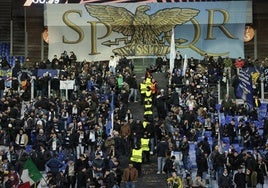 Los ultras de la Lazio aparecen en la grada del Olímpico durante el partido ante la Real.