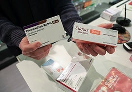 Un farmacéutico de Hendaia muestra los medicamentos más demandados por los guipuzcoanos.