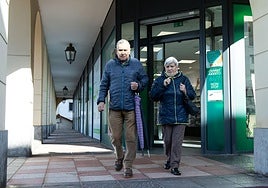 Manuel Pérez y María Jesús Hernández, vecinos de Lasarte-Oria, acuden habitualmente a las farmacias de Hendaia para adquirir el anticoagulante Eliquis por un precio más barato.