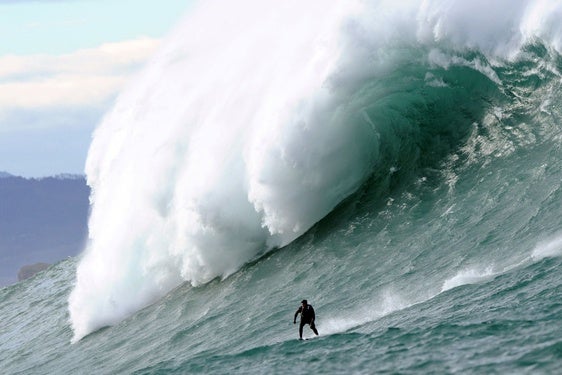 Un hombre surfea en la ola de Belharra cuando sucedió en 2014.