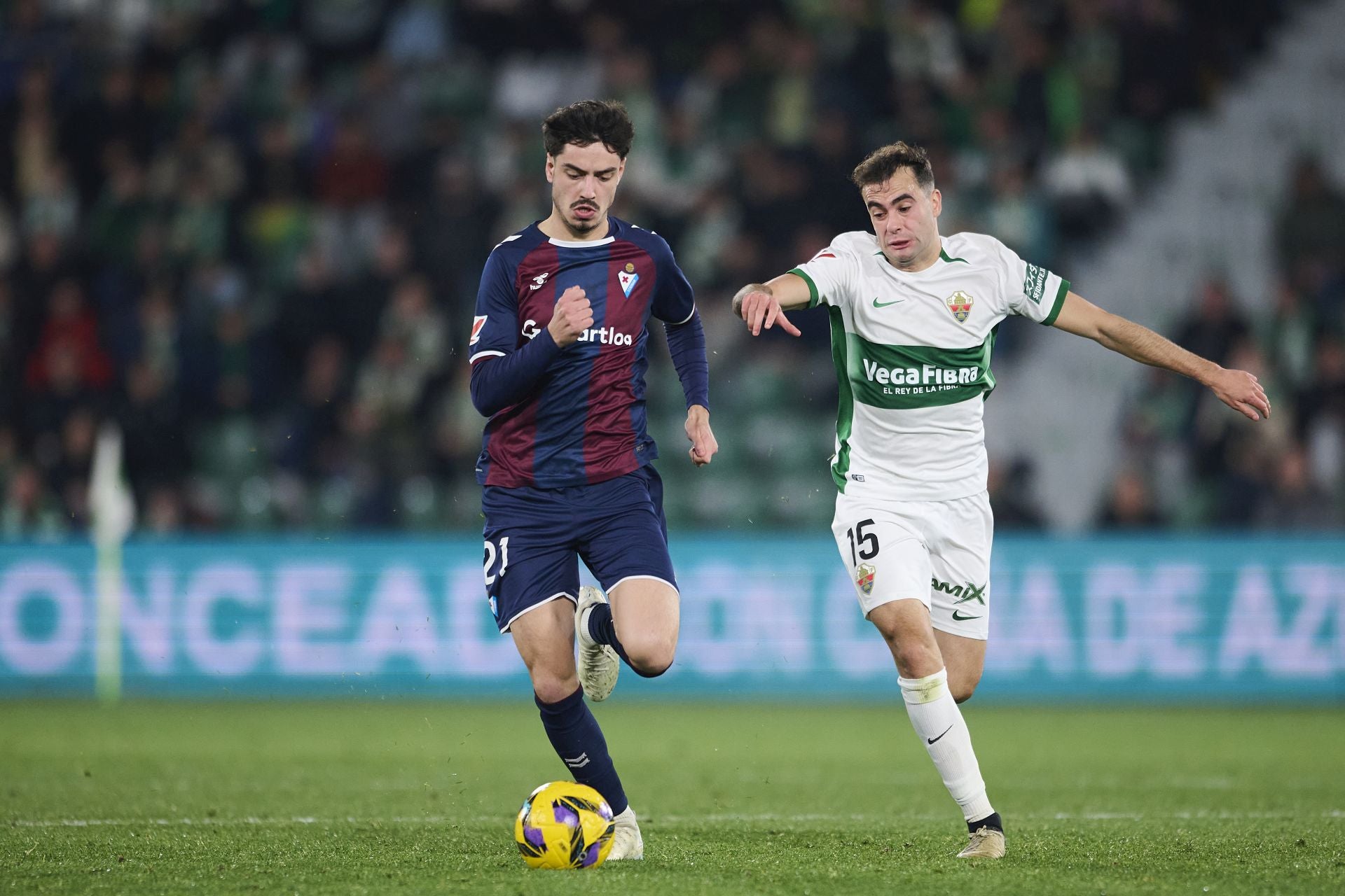 Pascual se zafa de Núñez en una acción ante el Elche.