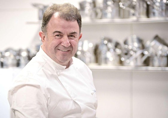 Martín Berasategui, en las cocinas de su restaurante de Lasarte.