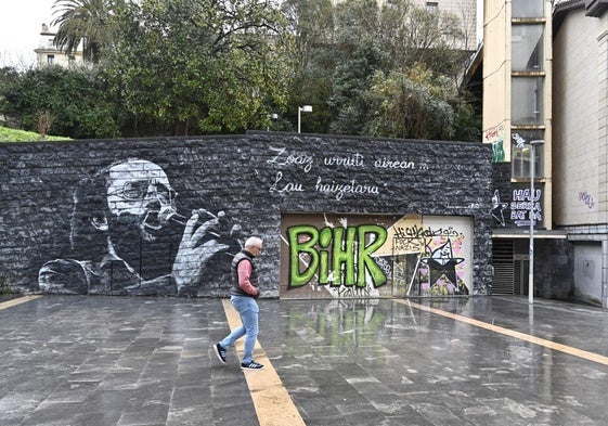 El parking cubierto para bicicletas de Benta Berri se instalará en el local situado en esta plaza.