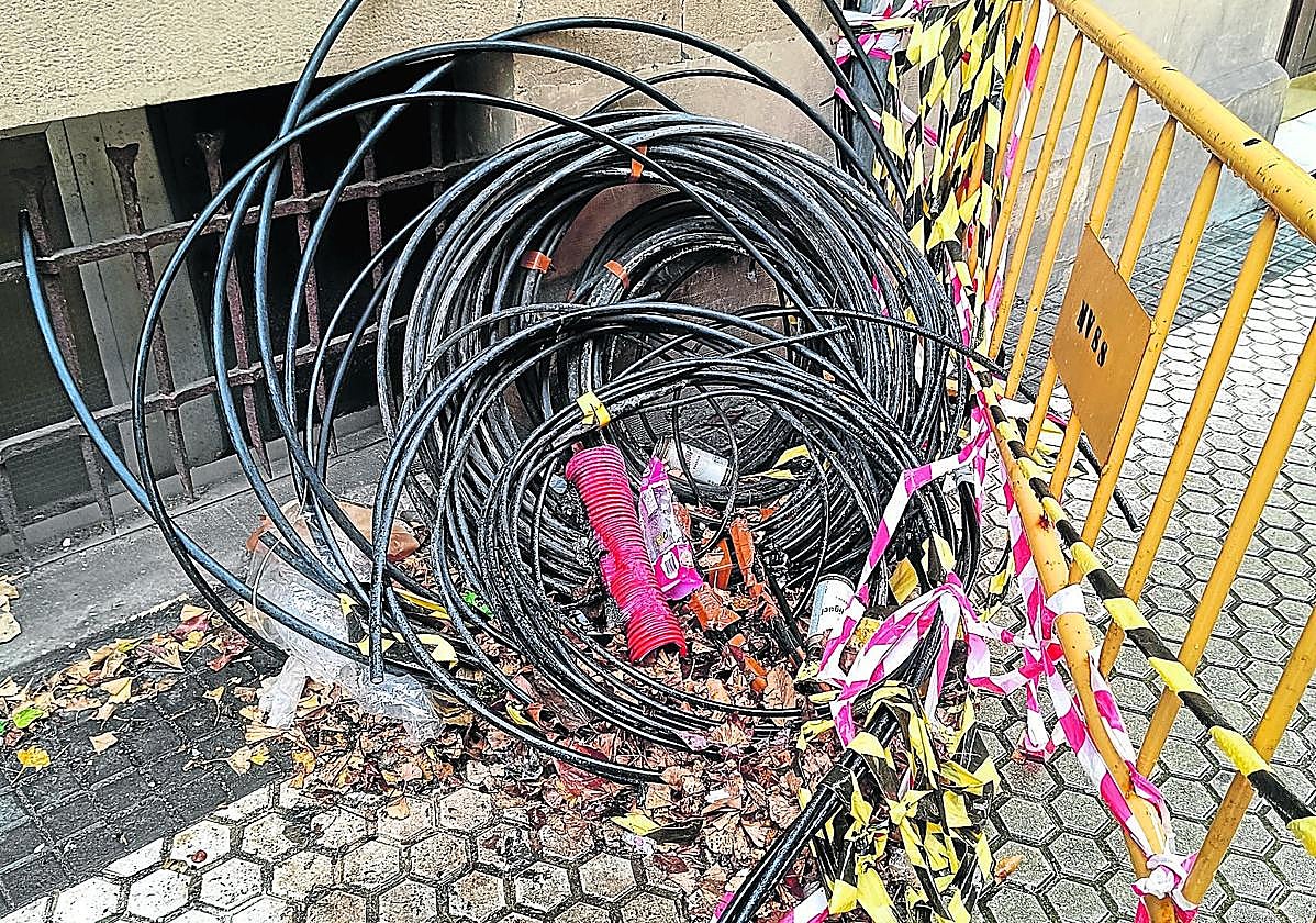 Denuncia Ainhoa Becerro: «Desde que se produjo un incendio en las acometidas eléctricas de la calle Triunfo el pasado 31 de octubre permanecen estos cables así, provisionales, expuestos, llenos de hojas y basura. ¿Hasta cuándo los van a dejar ahí los responsables de dicha decisión?».
