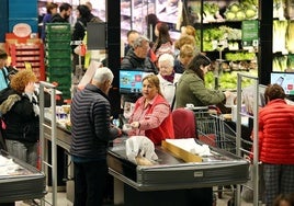 Varias personas pasan por caja en un supermercado guipuzcoano.