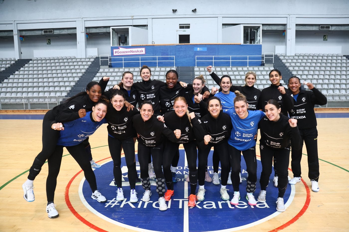 La plantilla del Super Amara Bera Bera posa ayer antes del último entrenamiento en el Gasca.