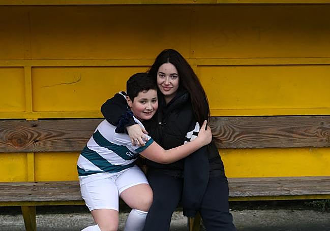 Silvia Uli, sentada junto a su hijo Isaac.