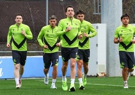 Zubeldia, Javi López, Oyarzabal y Zubimendi durante un entrenamiento en Zubieta