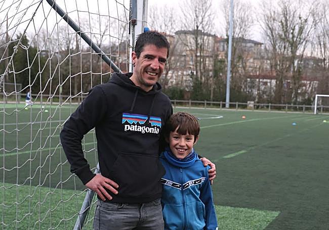 Beñat Zabalegi junto a su hijo Inhar en Herrera.