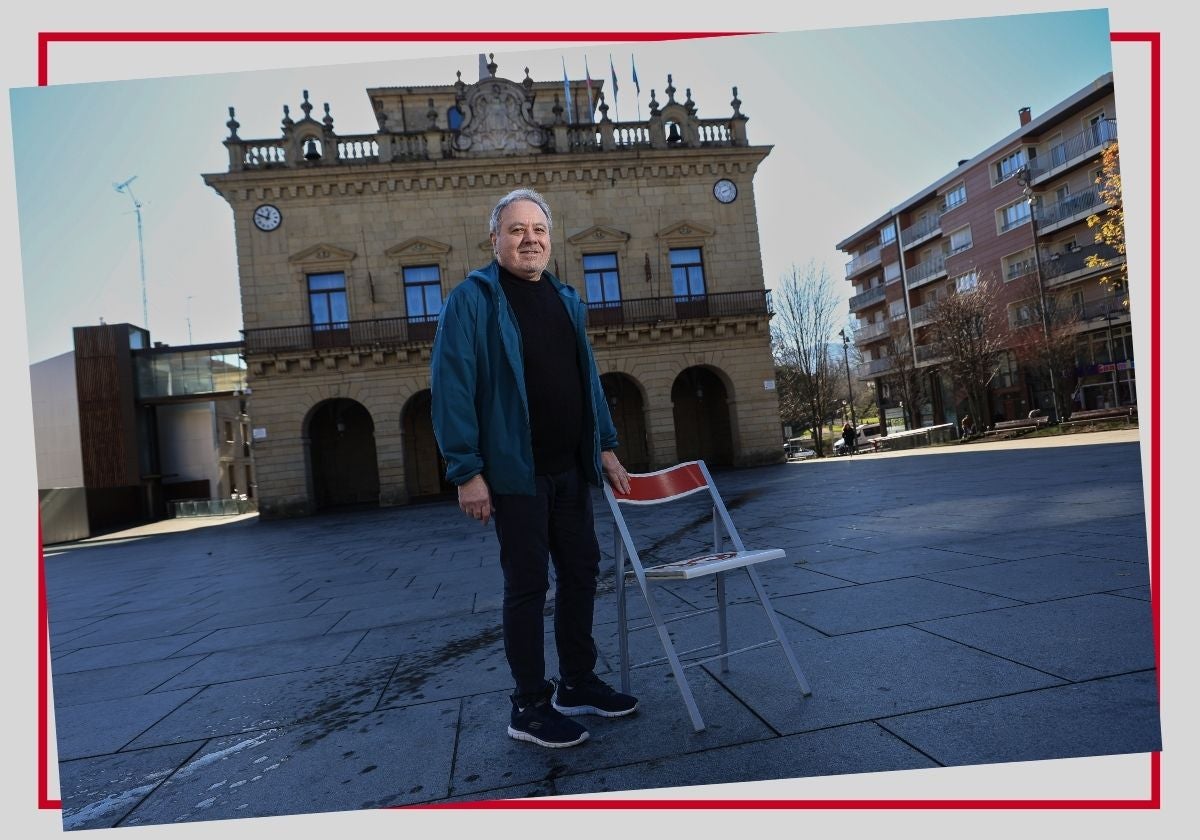 Patxi Zayas, un irunés implicado con su ciudad, en la plaza San Juan, frente al Ayuntamiento.