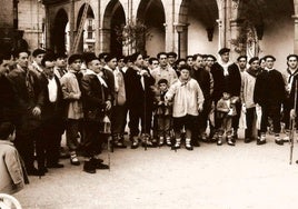 El bertsolari Germán Uriguen 'Etxegiña' canta un bertso la víspera de Santa Águeda de 1964, en el parque del Bolatoki.