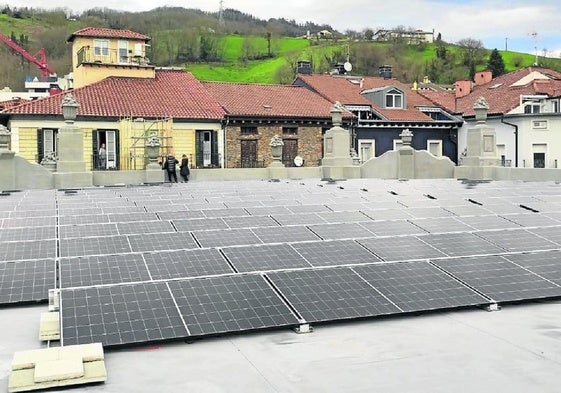 En la cubierta se han instalado placas solares que suministrarán energia a los edificios municipales cercanos.