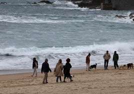 El fuerte viento y oleaje esta mañana en la playa de La Zurriola de Donostia.