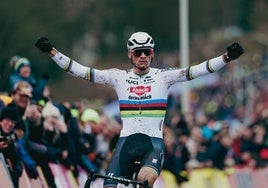 Van der Poel celebra la victoria este domingo.