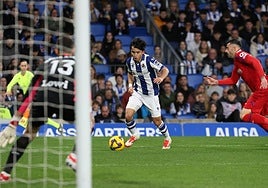 Kubo se dispone a disparar a puerta ante la presencia de Rico.