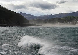 Un intenso oleaje en Zumaia, un día de viento y mar revuelto.