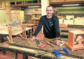 Víctor Rodríguez, en clase del Grado en Amueblamiento del Instituto Bidasoa de Irun.