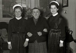 Dos empleadas del hogar rodean a una doncella retirada.