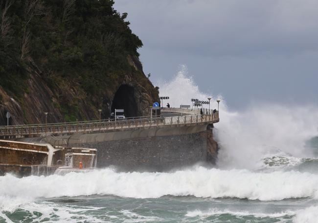 Impacto de las olas en la N-634