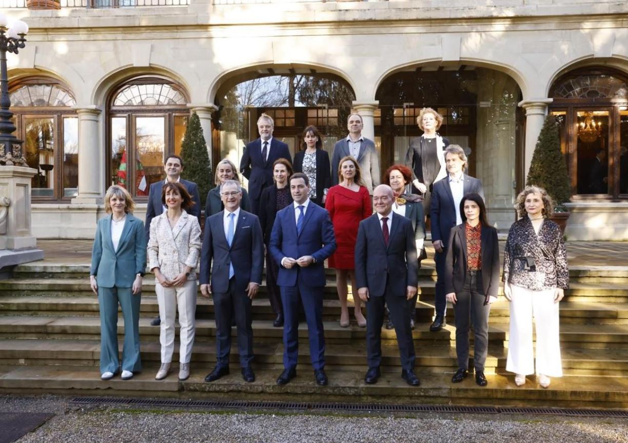 El lehendakari y el consejero de Universidades, con el nuevo equipo rectoral de la UPV/EHU, este lunes en Ajuria Enea