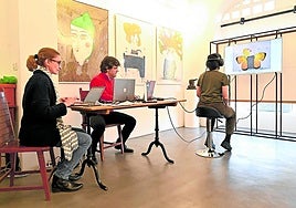 Los investigadores de Tecnalia monitorizan las emociones de una de las participantes en el estudio.