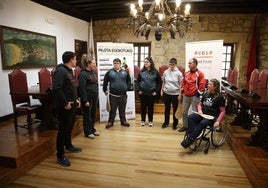 Organizadores y participantes en el Campeonato de Gipuzkoa de pelota adaptada.