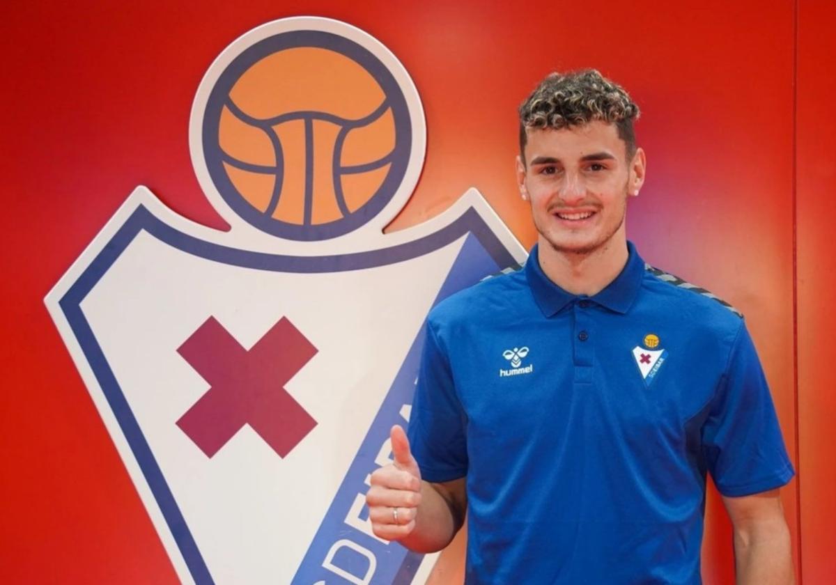 Iker Zubiria renueva con el Eibar hasta el 2027