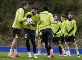 Pacheco y Zubimendi, sonrientes durante uno de los juegos del entrenamiento del miércoles en Zubieta