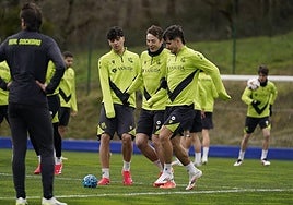 Jon Martín, Pacheco y Pablo Marín, en el entrenamiento de este miércoles en Zubieta.
