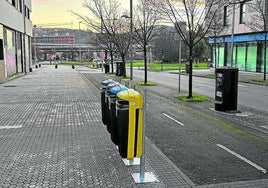 Álvaro Imaz denuncia con ironía en el Sirimiri: «Quería dar un aplauso al 'ingeniero' que ha tenido la genial idea de colocar estas papeleras de reciclaje en mitad de la acera de la calle Nemesio Etxaniz, pudiendo haberlas colocado en un lateral. ¿De verdad se pueden hacer las cosas de manera tan poco razonable? No lo entiendo».