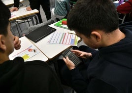 Un alumno utiliza la calculadora en una clase de matemáticas.