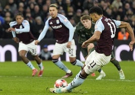 Watkins, en pleno lanzamiento del penalti en el Aston Villa - Celtic de Glasgow.