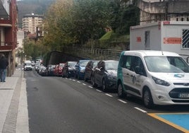 Vehículos estacionados en la calle Bernardo Ezenarro, que con la nueva ordenanza también pasará a estar regulada por el sistema gratuito de OTA.